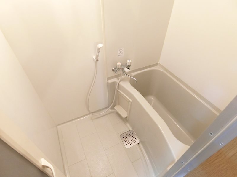 バス・シャワールーム　白を基調とした清潔感のあるお風呂です