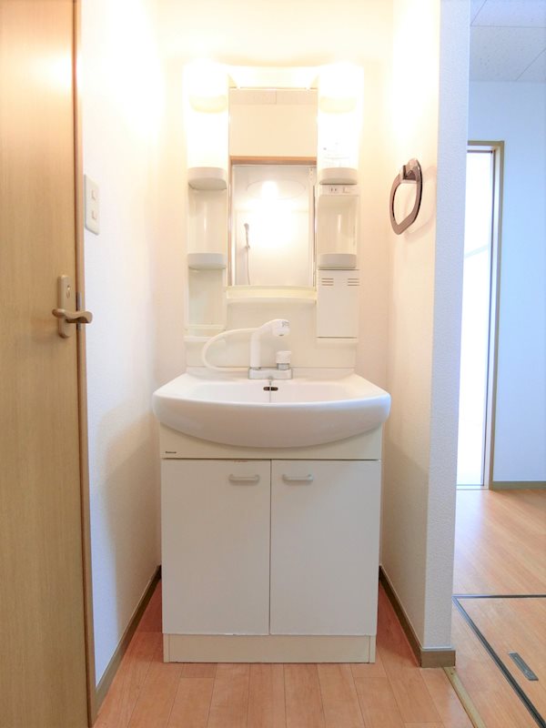 洗面設備　忙しい朝に助かる独立洗面台です。収納スペースも豊富です