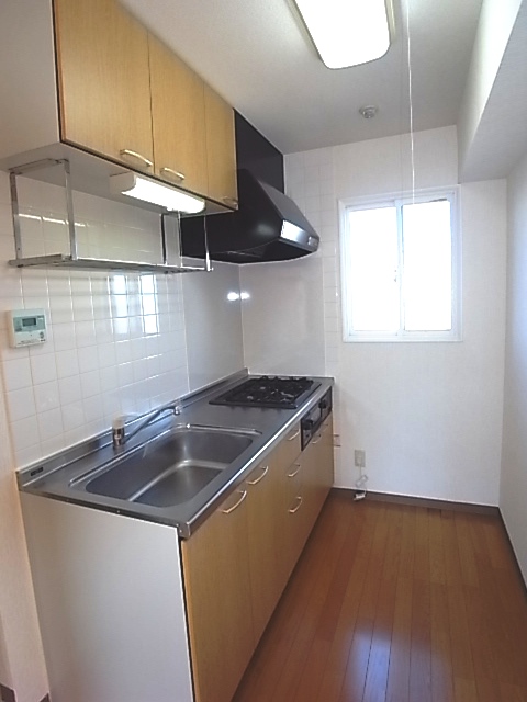 キッチン　三口のシステムキッチンはガス台不要です。