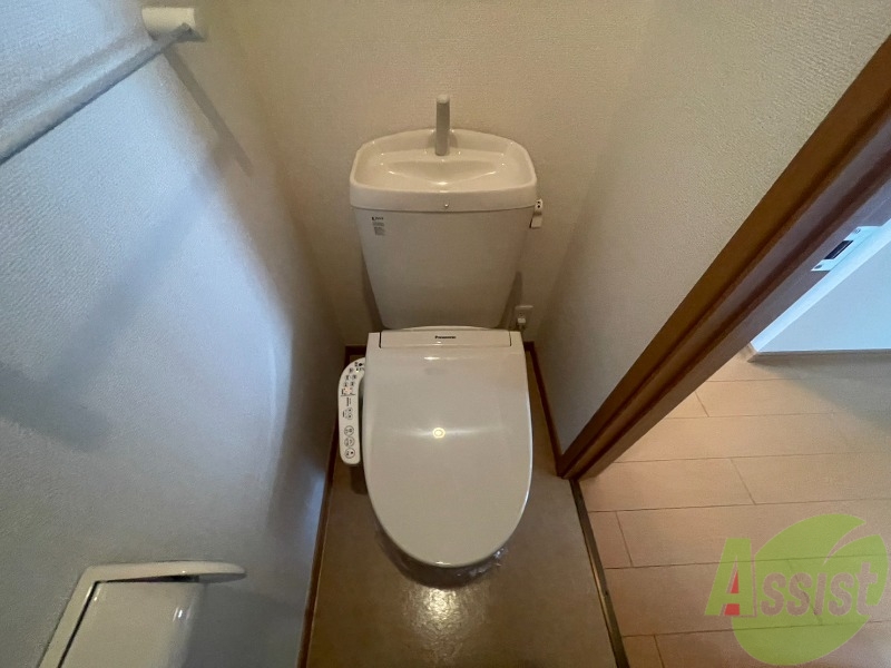 トイレ　温水洗浄付き便座で、清潔感のあるお手洗いです。