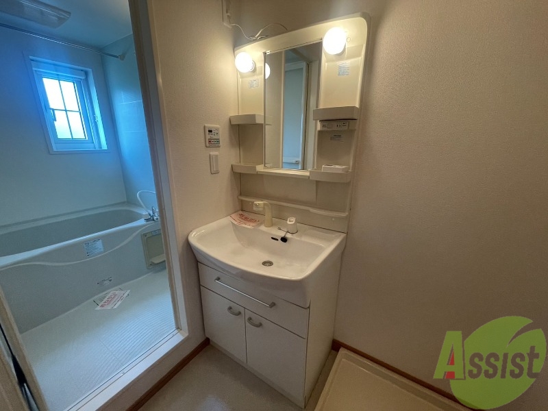洗面設備　シャワーヘットタイプの独立洗面台で朝の準備にとても便利です。