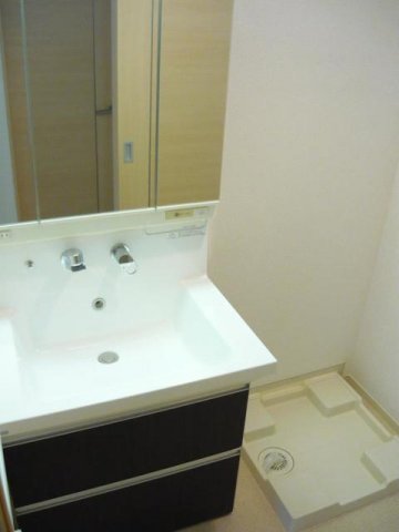 洗面設備　明るい洗面所です