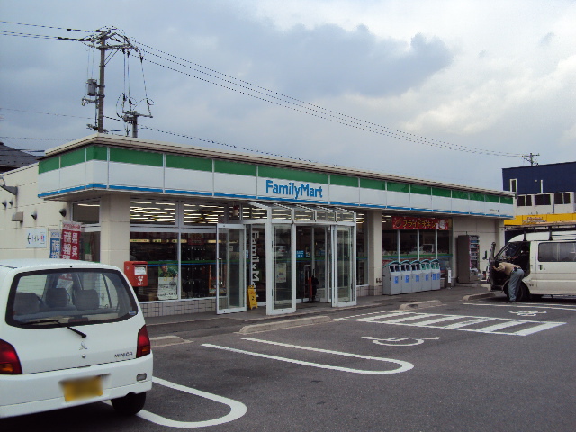 コンビニ　ファミリーマート東出雲インター店（コンビニ）まで988m