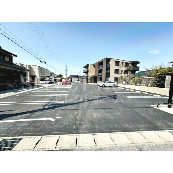 駐車場　駐車場があるので、車を買う予定の方も安心です