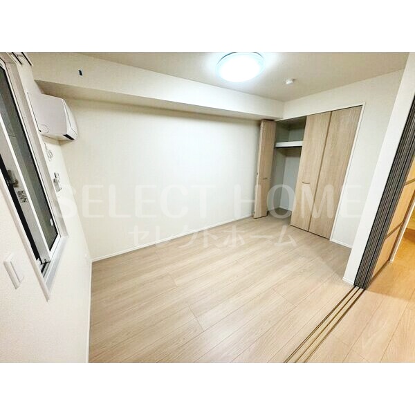 その他部屋・スペース　落ち着いた色調の寝室です