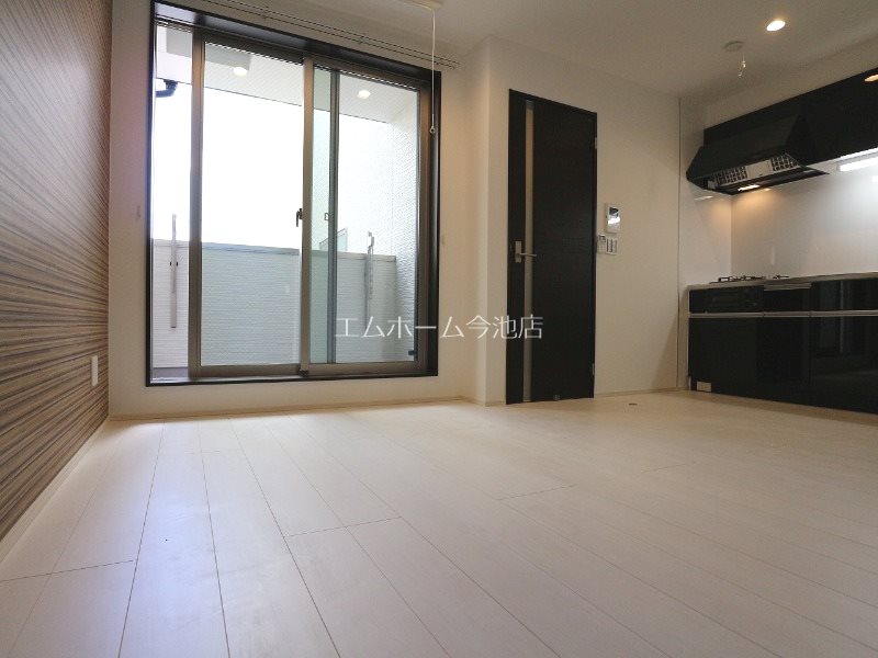 居室・リビング　LDK10.1帖　エアコン付　バルコニーに面しています