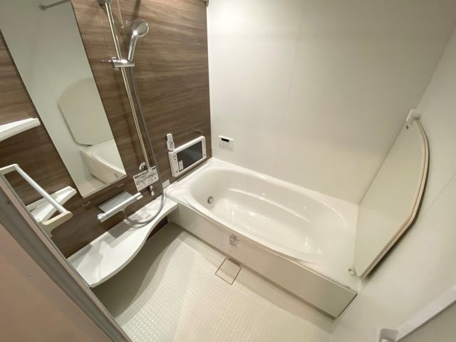 バス・シャワールーム　テレビ付き