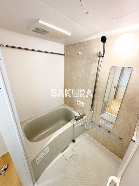 バス・シャワールーム　雨の日でも安心の浴室乾燥機付きです♪