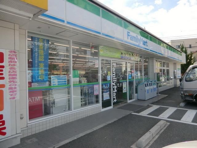 コンビニ　ファミリーマート（コンビニ）まで320m