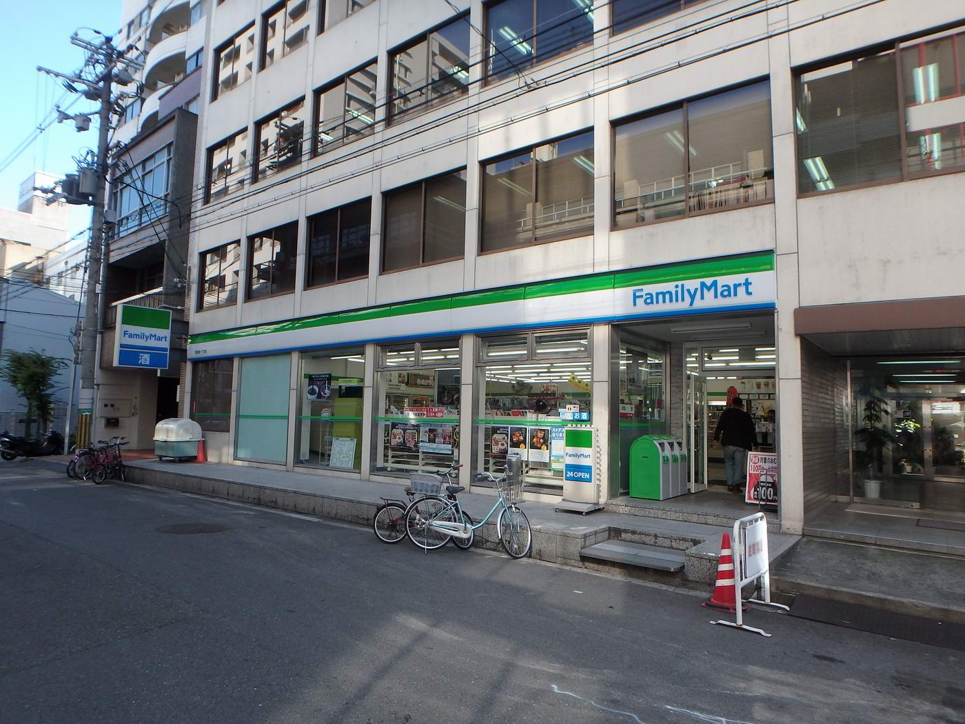 コンビニ　ファミリーマート 南船場一丁目店（コンビニ）まで328m