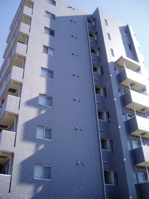建物外観　８階建ての賃貸マンション
