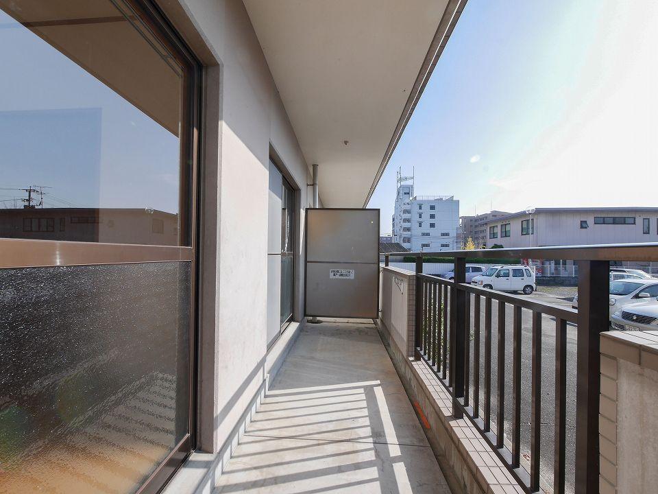 バルコニー　南向きの広々ベランダはお洗濯物もたくさん干せます