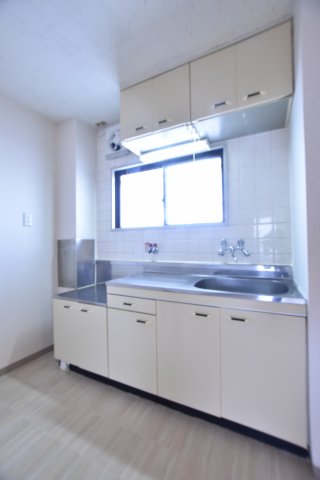 キッチン　同物件、別号室の写真です。