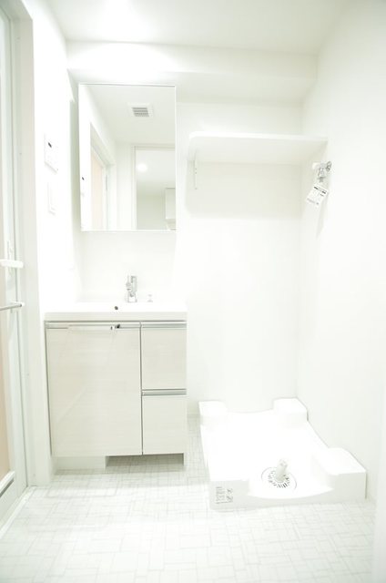 洗面設備　使いやすく洗練されたデザインの独立洗面台。