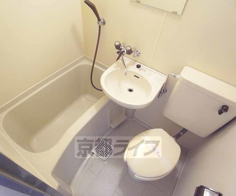 バス・シャワールーム　清潔感のあるユニットバスです。