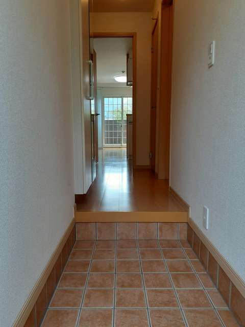 玄関　明るい玄関にはシューズクローク付き★