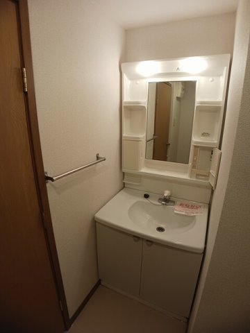 洗面設備　明るい洗面所です