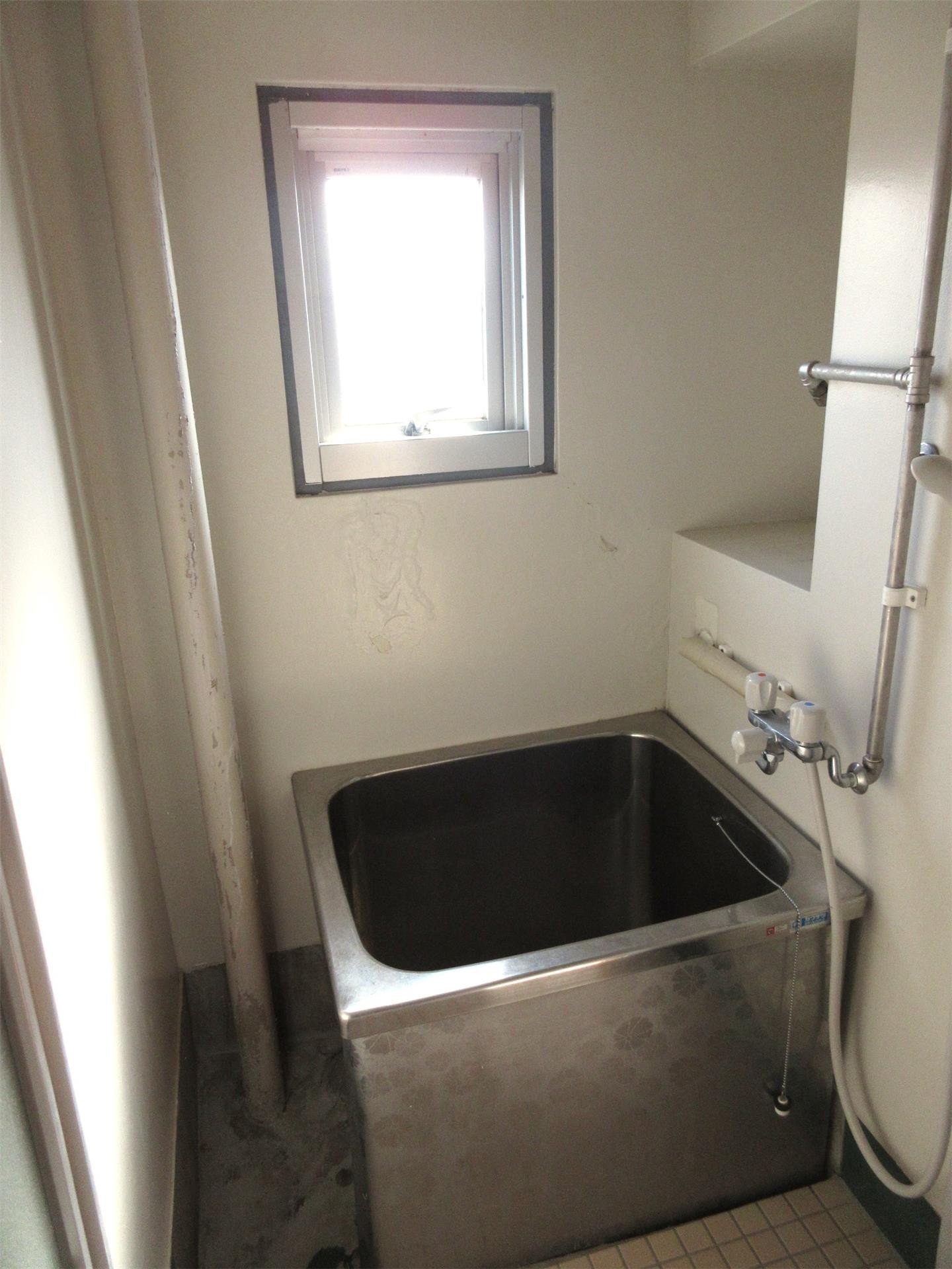 バス・シャワールーム　窓付きなので換気しやすい浴室♪