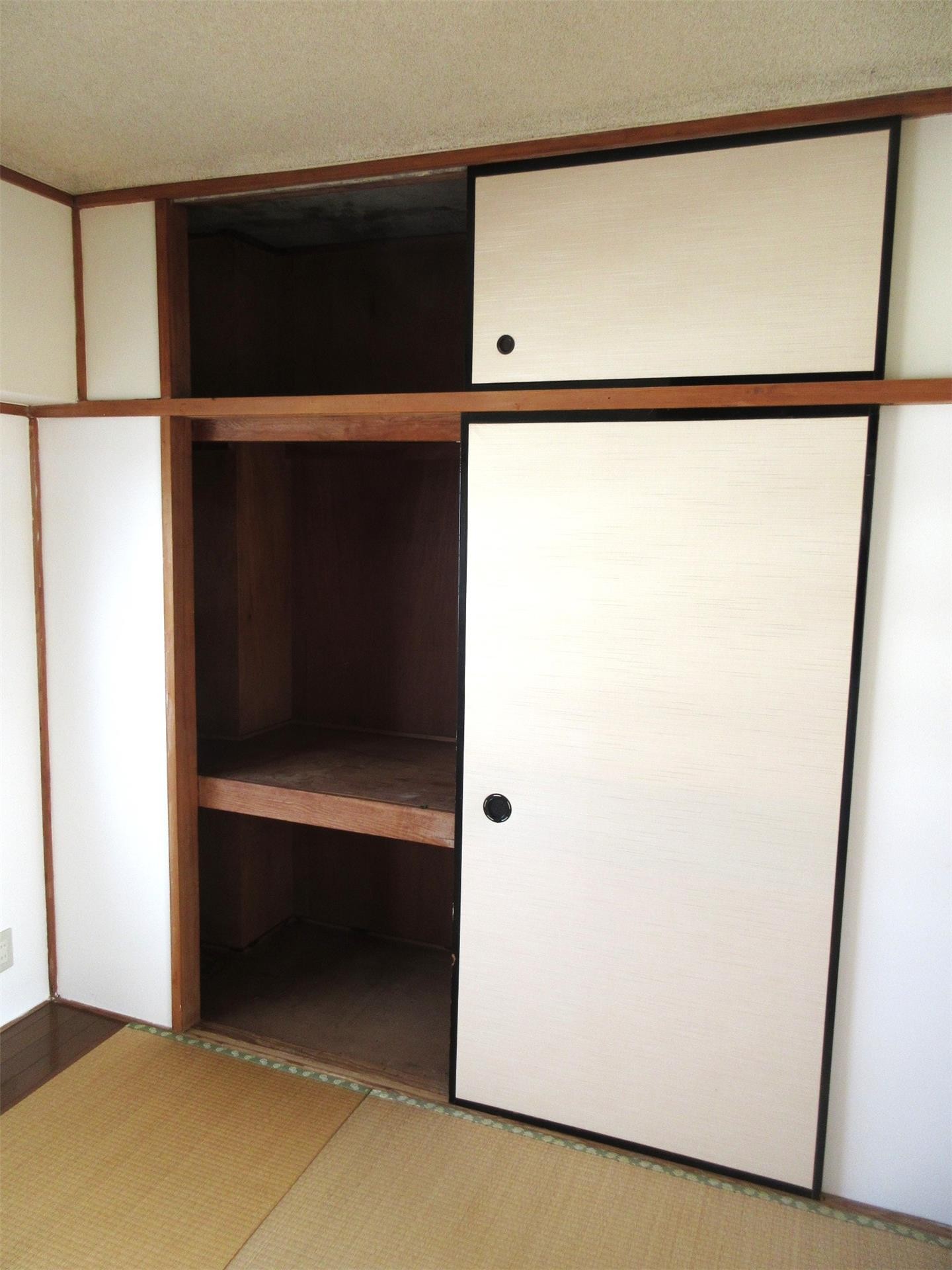 収納　広めの押入が2つあるので収納◎