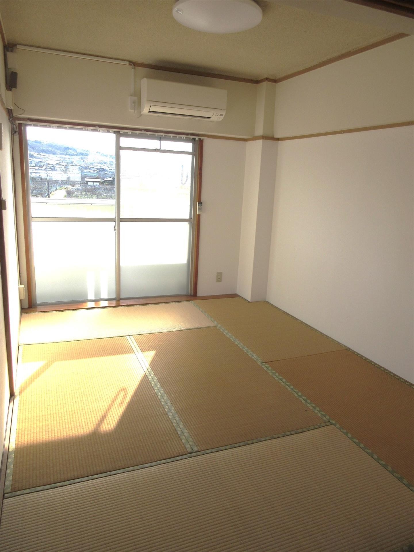 居室・リビング　6帖の和室がメインの居室です♪