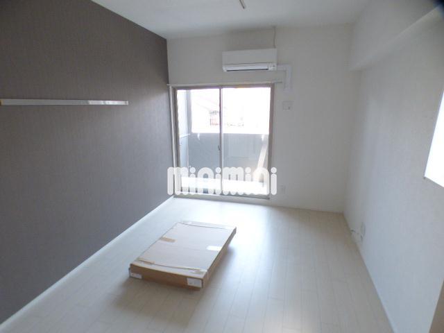 居室・リビング　床は白く明るいです