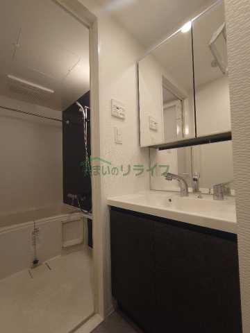 洗面設備　別部屋の参考写真になります。