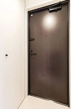 玄関　別部屋の写真を使用しております。