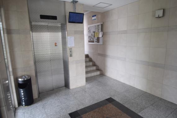 エントランス　落ち着いたエントランスです