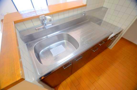 キッチン　コンパクトなキッチンで掃除もラクラク