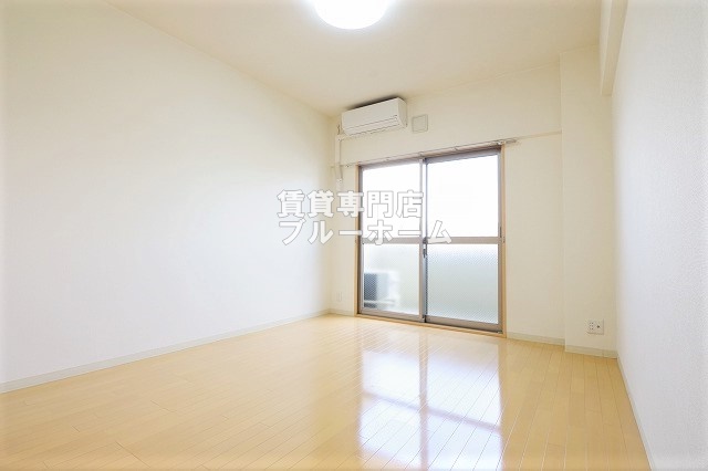 居室・リビング　7.4帖の明るい洋室！