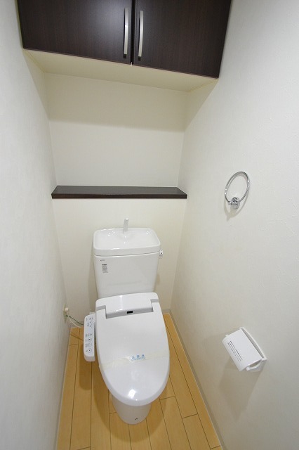 トイレ　ウォシュレット付きのお手洗い☆棚もあり♪