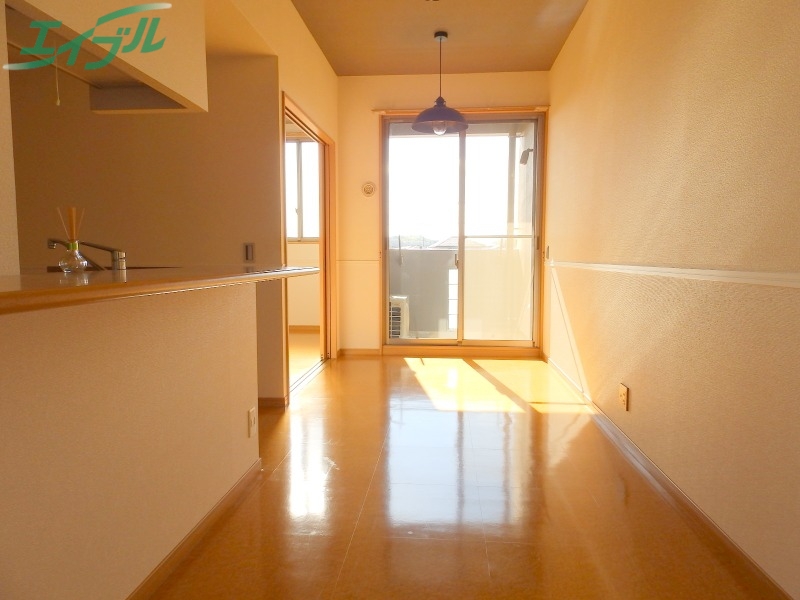 居室・リビング　同物件別室写真