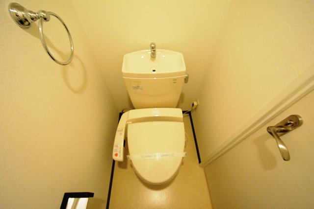 トイレ　温水洗浄便座付きのトイレです♪