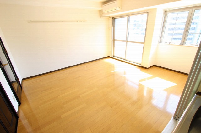 居室・リビング　同物件、別号室のものです。