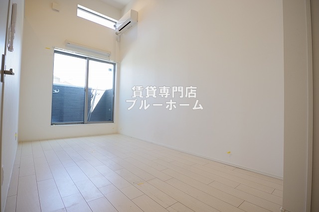 居室・リビング　7.3帖の明るい洋室！