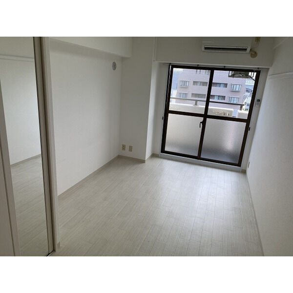 居室・リビング　洋室7.2帖。エアコン１基あります♪