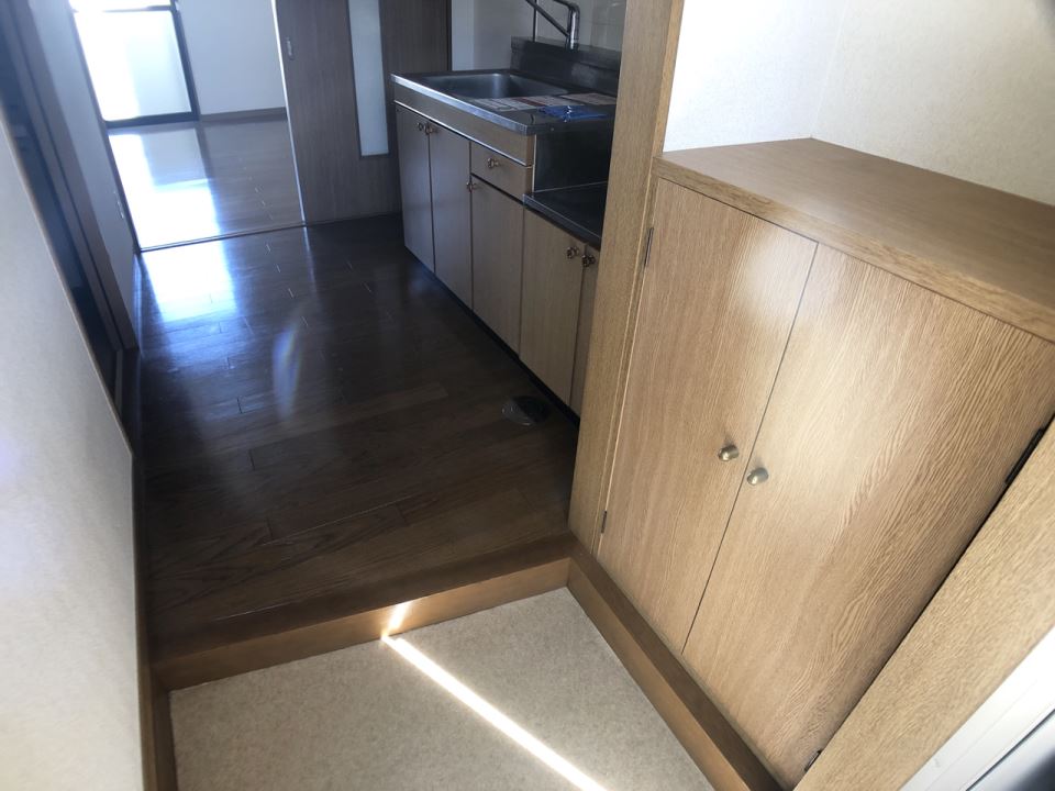 玄関　北東向きのお部屋です