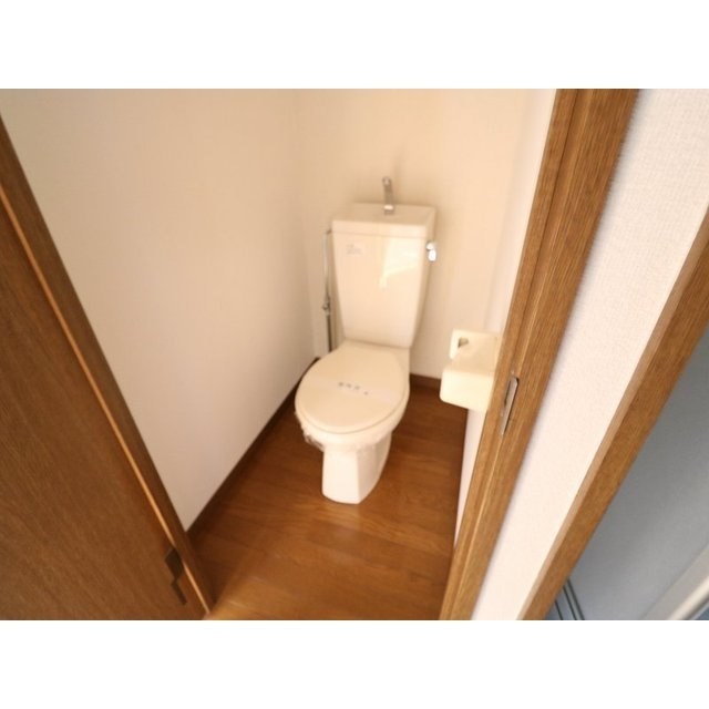 トイレ　シンプルで清潔感のあるトイレです。