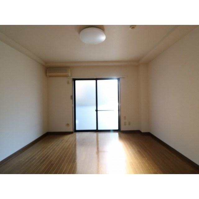 居室・リビング　光沢のある木目調の床です。