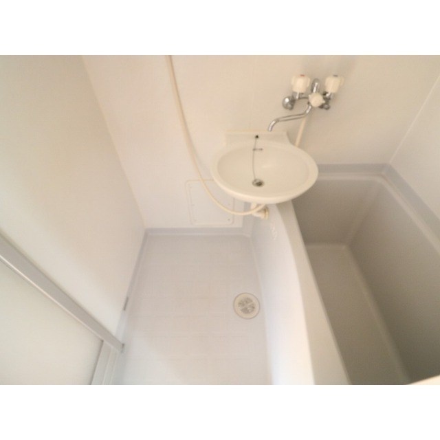 洗面設備　円型の洗面台です。