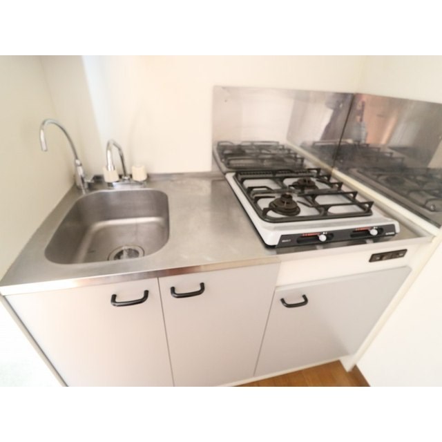 キッチン　収納スペースの多いキッチンです。