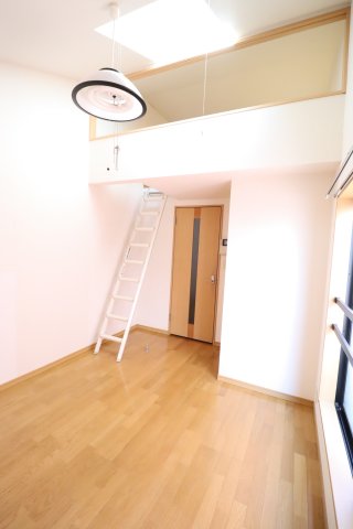 T s ambitiousIIの居間写真