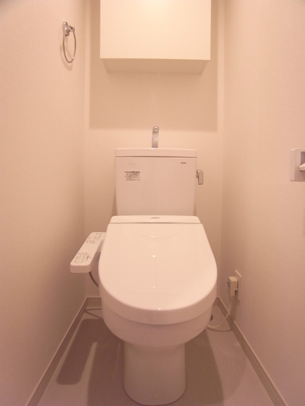 トイレ　落ち着いた色調のトイレです