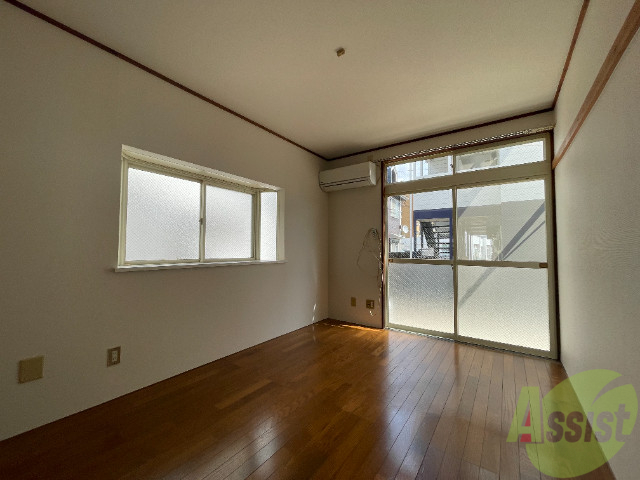 居室・リビング　広々とした落ち着いた雰囲気の洋室になっています。