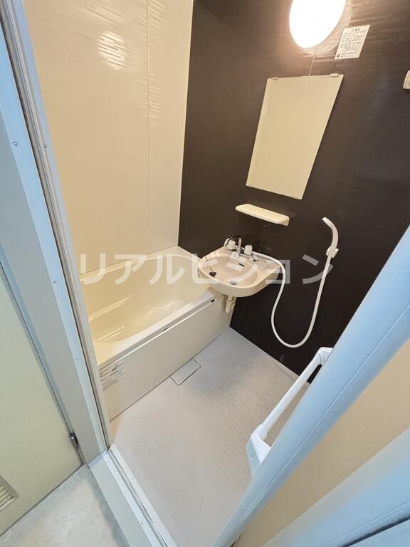 バス・シャワールーム　※こちらの写真は他部屋になり参考写真です