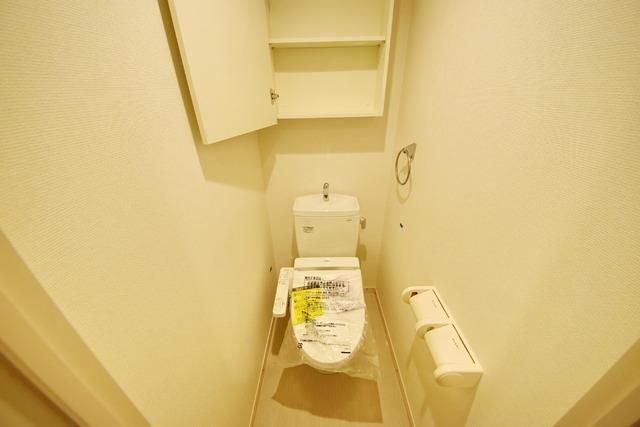 トイレ　★上部棚・ウォッシュレット付きのお手洗いです★