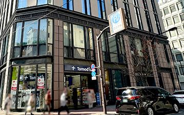 ドラックストア　トモズ銀座三丁目店（ドラッグストア）まで562m