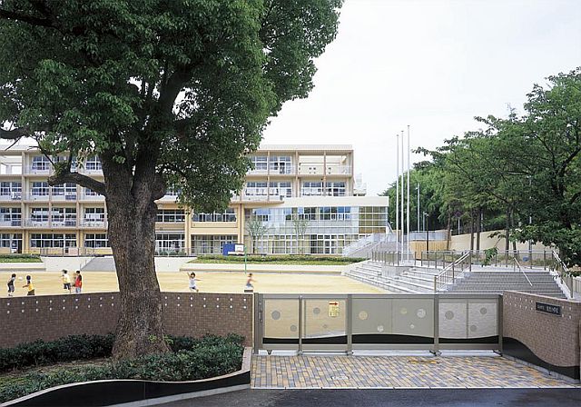 小学校　北九州市立枝光小学校（小学校）まで743m