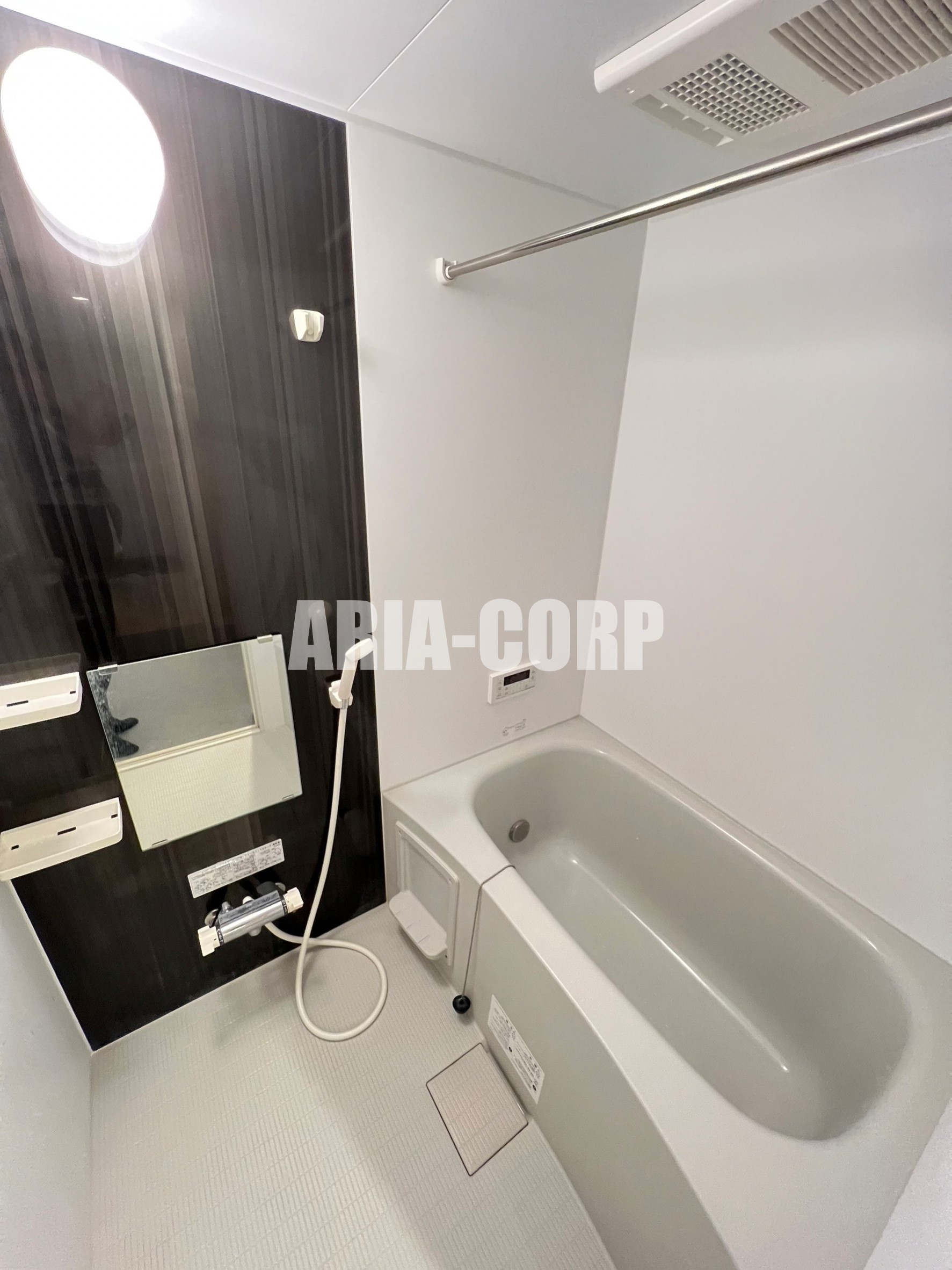 バス・シャワールーム　追い焚き機能付。カラーパネル採用でお洒落なバスルーム。