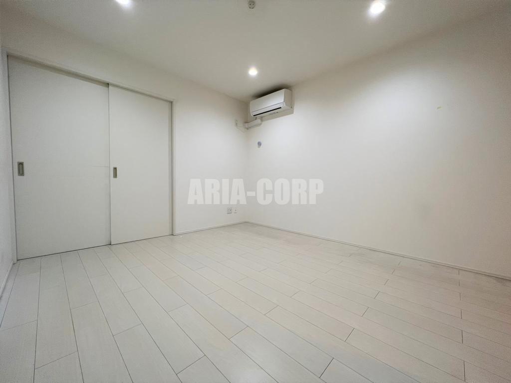 居室・リビング　白を基調としたお洒落なお部屋！奥行きたっぷりの空間です♪